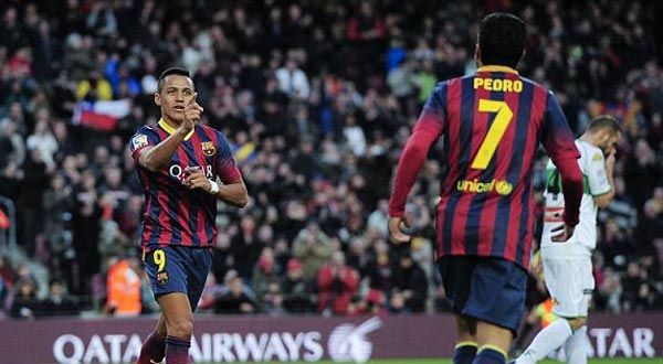 أليكسيس  يقود برشلونة لسحق إلتشي وتعزيز صدارته للدوري الأسباني
