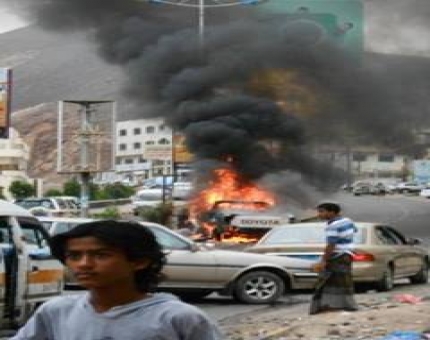 انفجار عنيف يهز مدينة كريتر بعدن جنوبي اليمن ناتج عن سيارة مفخخة وإصابة عقيد في الامن السياسي