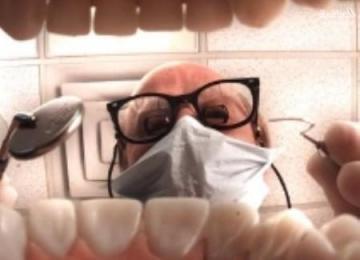 محكمة تأمر بخلع أسنان بريطاني!