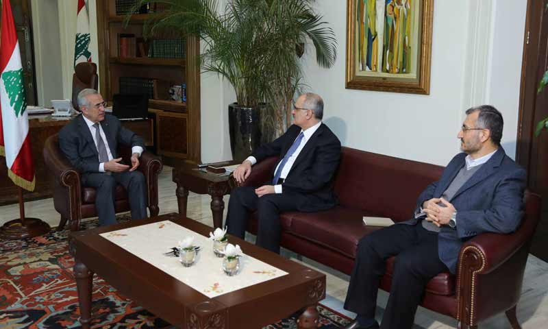 8 آذار رمت الكرة عند 14 آذار والرئيس وطلبت منه تعهداً ...
سليمان رفض إعطاء تعهد مع سعيه الى تشكيل حكومة جامعة وإلا فحيادية ...
عون يصف الحكومة المقترحة بالاحتيالية وجعجع اجتمع بأمانة 14 آذار