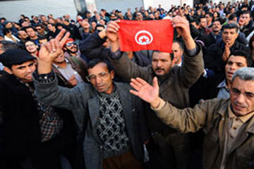 متظاهرون يهاجمون مركزا للشرطة في وسط تونس