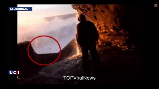 فيديو مرعب.. موجة عنيفة تلتهم سيدة وزوجها 