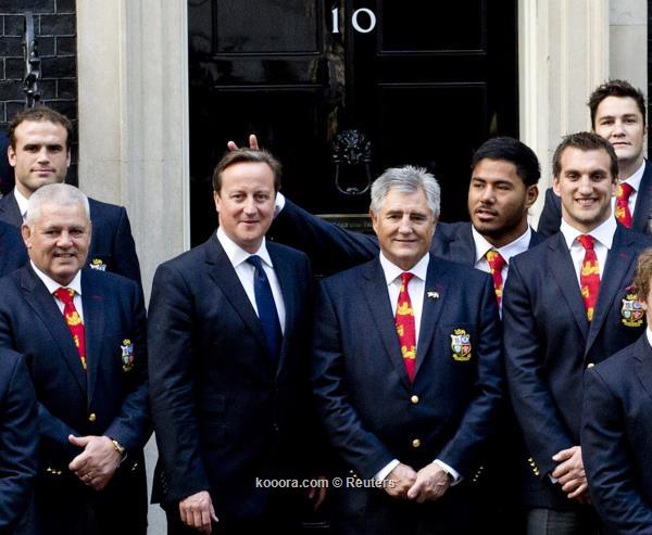 لاعب Rugby يضع "قرنين" بإصبعيه في صورة مع رئيس وزراء بريطانيا