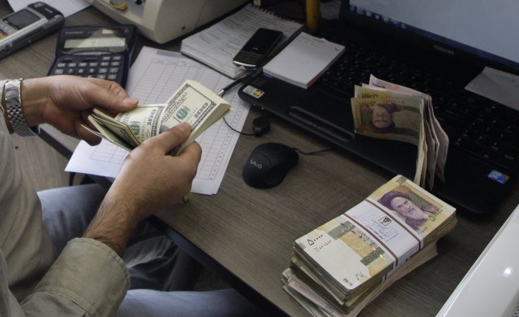 مصرف التصدير والتنمية الإيراني يتكبد خسائر كبيرة بسبب العقوبات