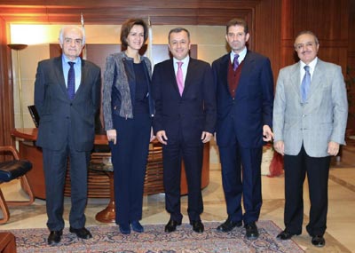 عرضت مع جريج التعاون مع نقابة المحامين ووزارة العدل
ايخهورست دانت تفجير الضاحية
وبحثت مع الموسوي في تشكيل الحكومة
