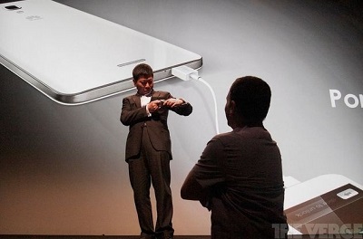 هاتف Huawei Ascend Mate 2 يمكنه شحن هاتف iPhone !