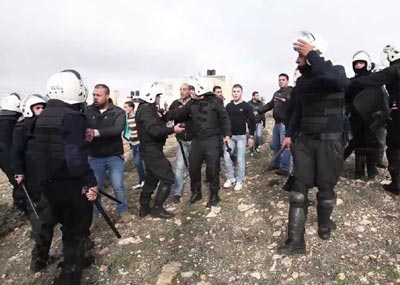 اشتباكات بين سكان مخيّم الجلزون
وقوات الأمن الفلسطينيّة في رام الله