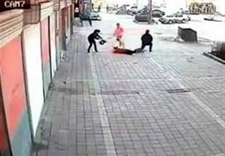  بالفيديو .. رجل يفقد أعصابه و يحرق زوجته في الشارع! 