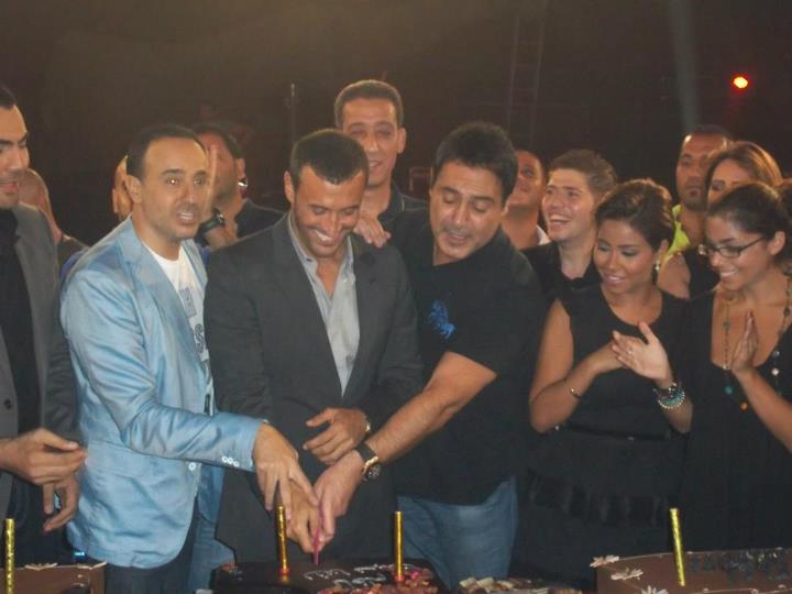 فيديو- أعضاء لجنة تحكيم برنامج "ذا فويس" (أحلى صوت) يحتفلون بعيد ميلاد كاظم الساهر..