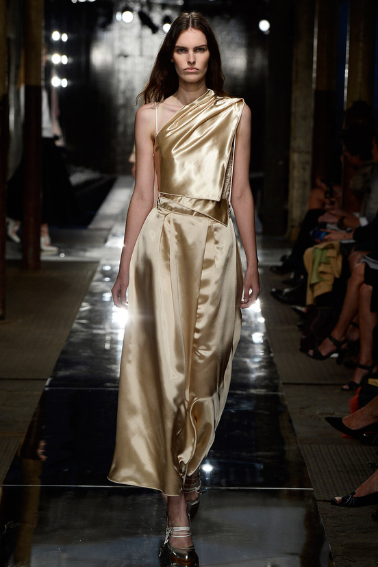 Christopher Kane يجمع لوكات مختلفة في مجموعة صيف 2014