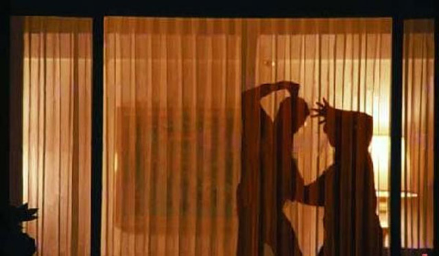 جلبت له البيتزا بدلاً من الدجاج.. فماذا فعل بها؟