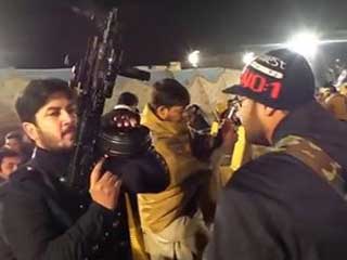 حفل زفاف يتحول إلى عرض للأسلحة!