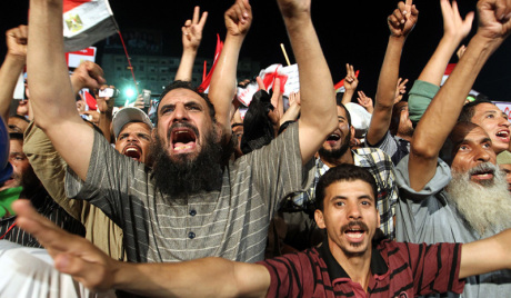 السلطات المصرية تقضي بإحالة 104 من أنصار مرسي للمحاكمة الجنائية 