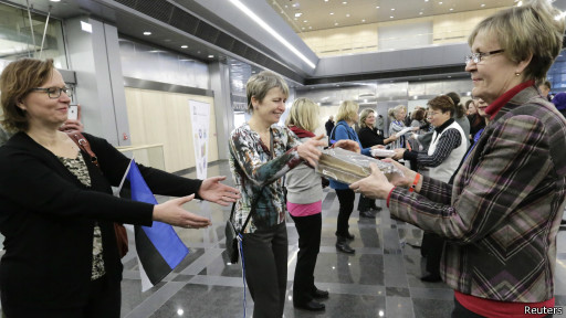 اللاتفيون يشكلون سلسلة بشرية لنقل الكتب احتفالا بريغا عاصمة للثقافة الأوروبية