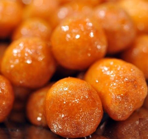 عامل يسمم "الزلابية" لزيادة أجره