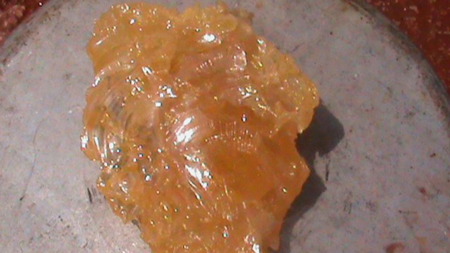 المانيا...متقاعد يصاب بحروق بعد عثوره على حجر اصفر 
