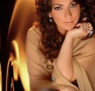 بالصورة-قُبلة محمد عبده لأصالة تثير جدلاً كبيراً على مواقع التواصل الاجتماعي
