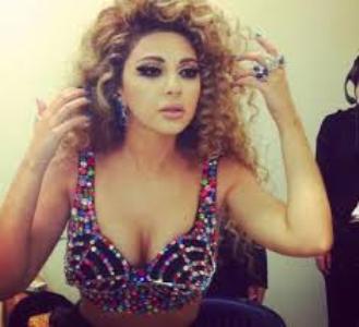 بالصور-ميريام فارس تقضي يوم التصوير بفستان أصفر مميز 