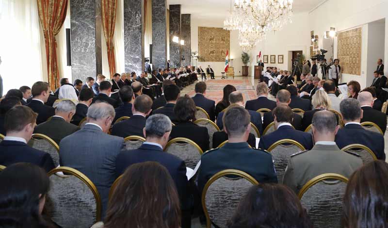 الحريري: سندخل الحكومة لمنع الانهيار ونرفض «الجيش والشعب والمقاومة» والمشكلة مع حزب الله ...
بعبدا ــ عين التينة ــ المصيطبة : الحكومة هذا الاسبوع والمداورة شاملة والخارجية لسليمان ...
جعجع: لن نشارك في الحكومة وقرارنا مستقل.. وعون: الحريري شجاع وسهّل التأليف