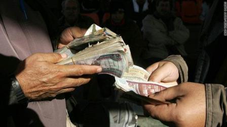حكومة مصر تقر 1200 جنيه حداً أدنى للأجور
