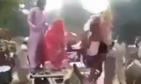 بالفيديو.. عريس يهرب بعد رؤية وجه عروسته 