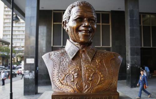 أرنب من البرونز في أذن ثمثال مانديلا يثير غضب حكومة جنوب إفريقيا