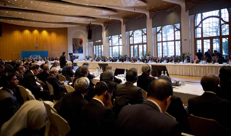 مؤتمر جنيف 2 يدخل إلى الفشل ولن يصل إلى نتائج ملموسة ...
المعلم لكيري: ليس من حق أحد أن يسحب أو يعطي الشرعية لرئيس أو حكومة في العالم ...
الجربا: نريد من الوفد السوري أن يوقع على جنيف 1 لنقل كل الصلاحيات الى حكومة انتقالية