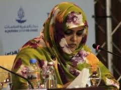 امرأة تتحدى الرجال 