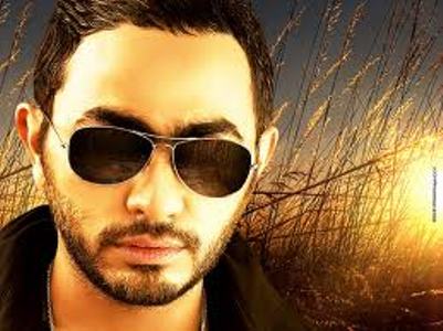 تامر حسني يقاضي AKON!