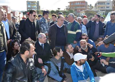 جنبلاط يلتقي الهيئات البيئيّة الأثنين للبحث في الحلول
فك الاعتصام أمام مطمر الناعمة بعد يوم تصعيدي طويل
مُهلة لتنفيذ الوعود والمطالب بعد تشكيل الحكومة بـ 15 يوماً