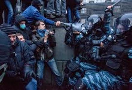 اوكرانيا: مخاوف من توسع الاضطرابات واقتحام مبانٍ حكومية... والرئيس يعد بإجراء تعديل وزاري الاسبوع القادم! 