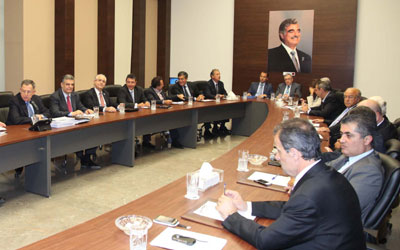 السعودية تشعر بصدمة اميركية وتطلب إبعاد جيفري فيلتمان عن التفاوض ...<br />
ولا تقبل تكرار تجربة المالكي وإبعاد العلاوي ولا حكومة مع حزب الله ...<br />
14 آذار اجتمعت كلها في بيت الوسط وتريد حكومة بشروطها ...