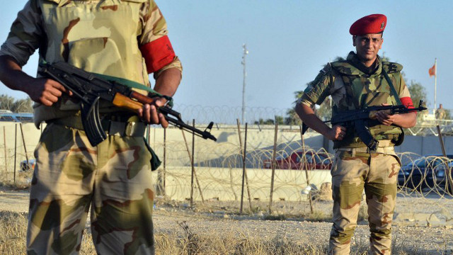مقتل 2 من العسكريين المصريين وإصابة 14 آخرين في هجوم مسلح على كمين في السويس