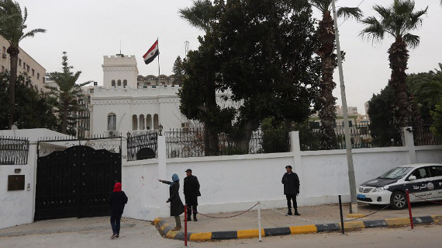 مصر تجلي دبلوماسييها من ليبيا 