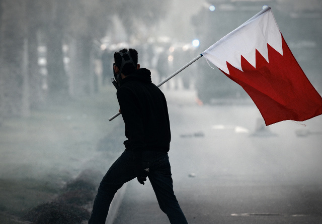 
مواجهات بين الشرطة ومتظاهرين بعد جنازة في البحرين
