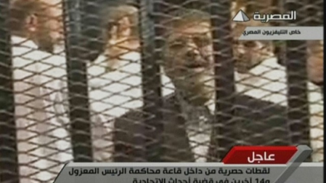 مرسي يمثل أمام القضاء في قضية "وادي النطرون" في محاكمة علنية