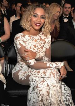 بيونسيه تفجّر قنبلة من الإثارة بفستان شفّاف في الـGrammy