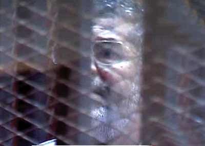 مرسي يجادل القاضي والمحكمة ترفع الجلسة
إشتباكات بين الإخوان والأمن أمام دار القضاء العالي