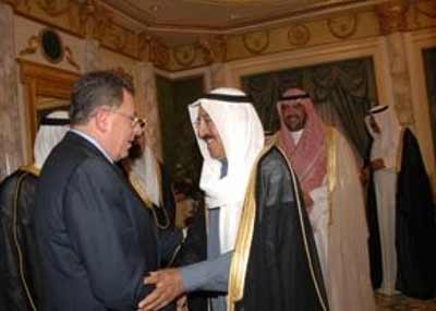 أمير الكويت أكد للسنيورة استعداد
بلاده لمساعدة لبنان لتخطي مشكلاته