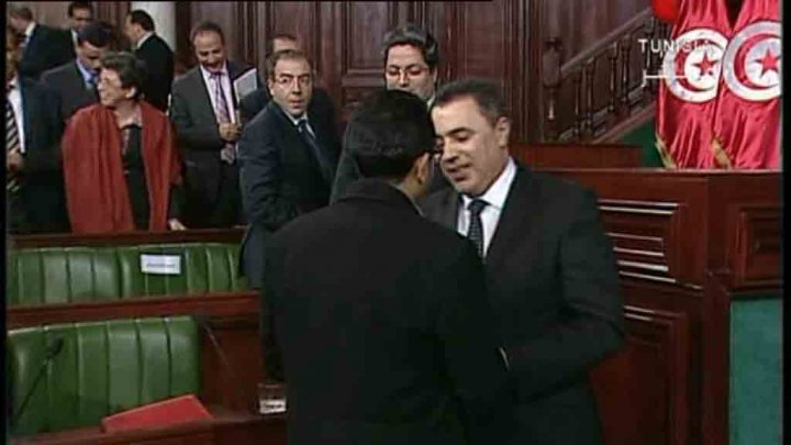 حكومة جمعة تنال ثقة المجلس التأسيسي وسط جدل حول زيارة وزيرة السياحة لإسرائيل