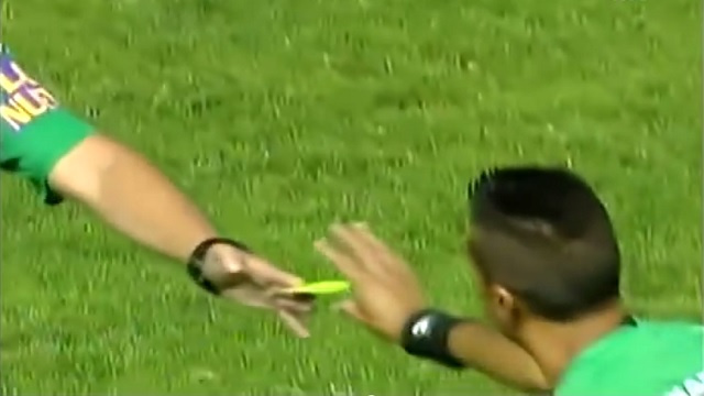بالفيديو .. حكم يضرب البطاقة الصفراء بعرض الحائط ويدير اللقاء بالحمراء
