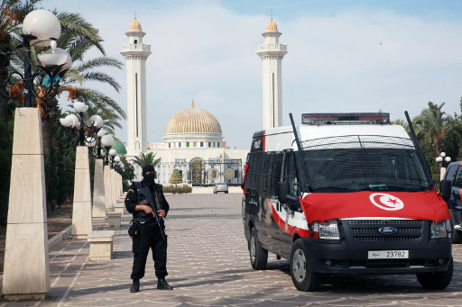 الأمن التونسي يفرق "متشددين" بالغاز المسيل للدموع أمام مسجد بالعاصمة