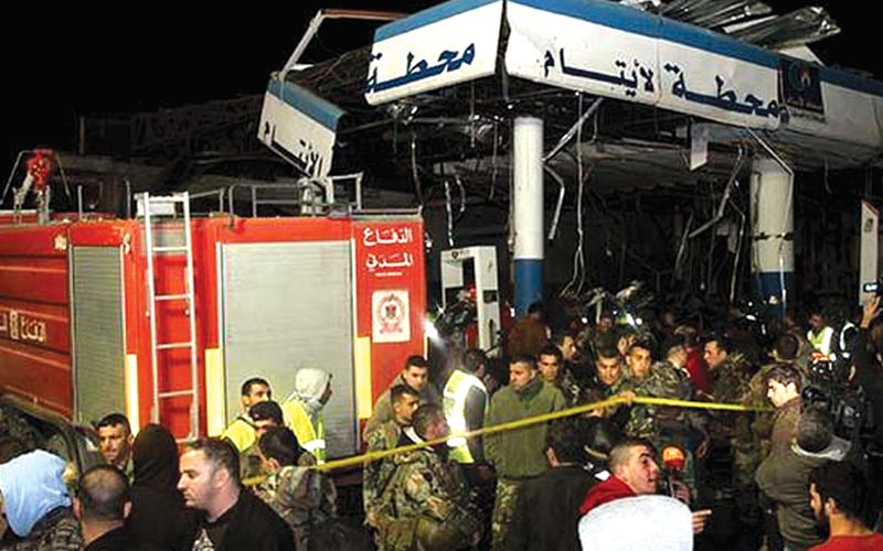 تفجير إرهابي يضرب الهرمل ويوقع 4 شهداء و30 جريحا بينهم 3 في خطر
سيارة غراند شيروكي مسروقة فجّرها انتحاري في محطة «الأيتام» التابعة للمبرات
حزب الله فتح طريق اللبوة ــ عرسال والنصرة تبنّت الانفجار ورصاص ابتهاج في طرابلس