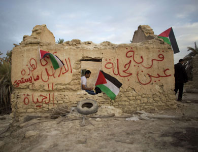 مخاوف اسرائيلية من تداعيات حملة مقاطعة منتجات المستوطنات...والاحتلال يهدم قرية 