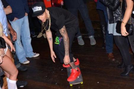بالصور- جاستين بيبر يمارس هوايته في الركوب على الـskateboard !