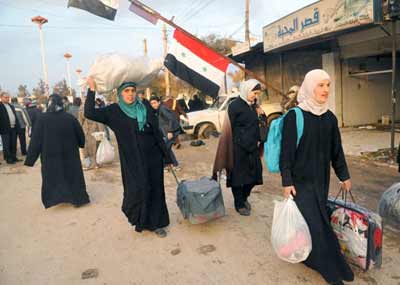 الحكومة السورية والمعارضة أعلنا مشاركتهما في الجولة الثانية من جنيف
اشتباكات عنيفة بين الجيش والمعارضة في مدينة حلب وريف حمص
بدء عودة الأهالي إلى معضمية الشام بمساعي لجان المصالحة الوطنية