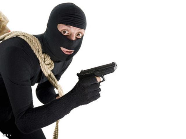 قُبلة تكشف هوية لص!! 