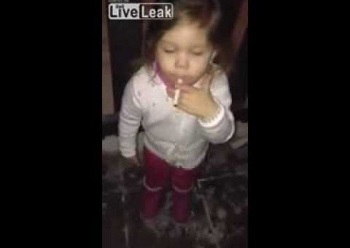 بالفيديو.. طفلة تدخن السجائر بشراهة!