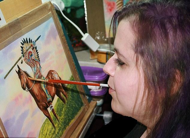 بالصور.. فتاة ترسم بفمها!