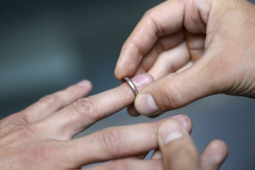 اسكتلندا تشرعن على زواج المثليين